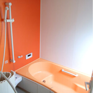 鮮やかなオレンジ色の浴室は気分を高揚させてくれます